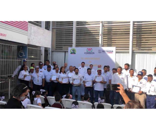 Reconocen trayectoria de carteros en su día