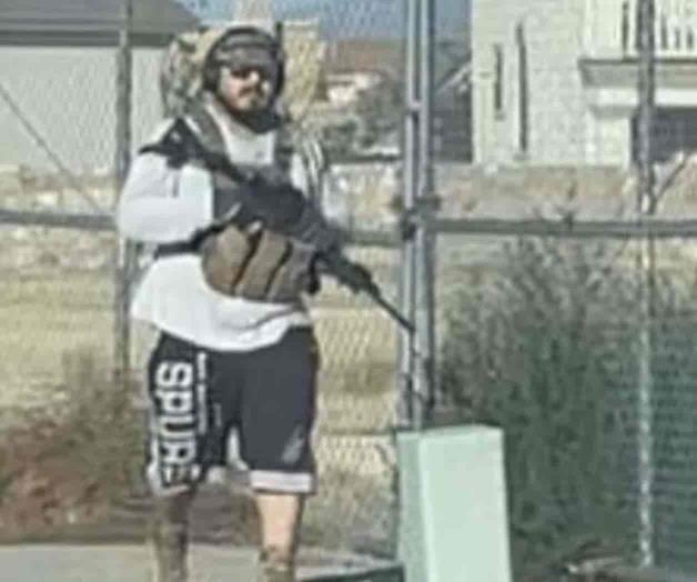 Camina con rifle en mano; Policía minimiza denuncia