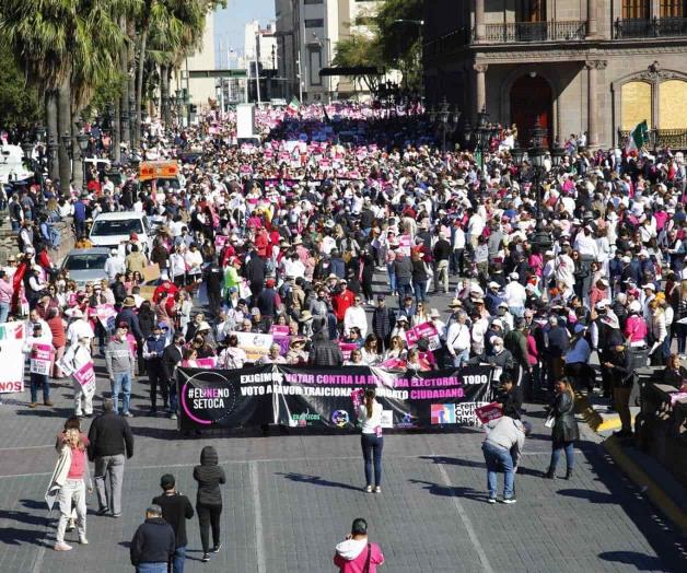 Marchan en defensa del INE