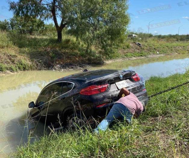Cae lujoso auto a canal al evitar chocar contra unidad