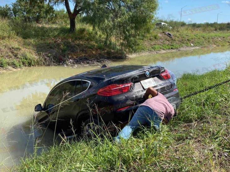 Cae lujoso auto a canal al evitar chocar contra unidad Cae lujoso auto a canal al evitar chocar contra unidad