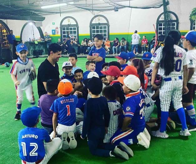 Sostiene el ‘Chema’ plática con peloteritos Sostiene el ‘Chema’ plática con peloteritos