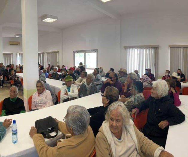 Autoridades municipales  “apapachan” a abuelitos