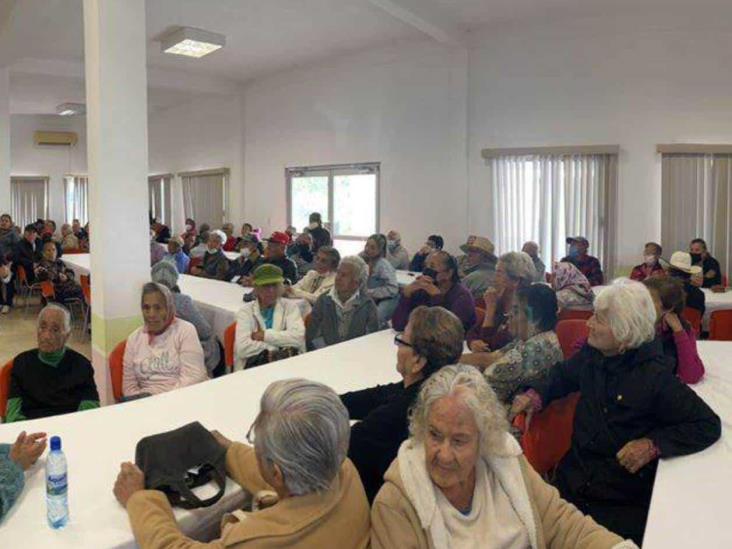 Autoridades municipales “apapachan” a abuelitos Autoridades municipales “apapachan” a abuelitos