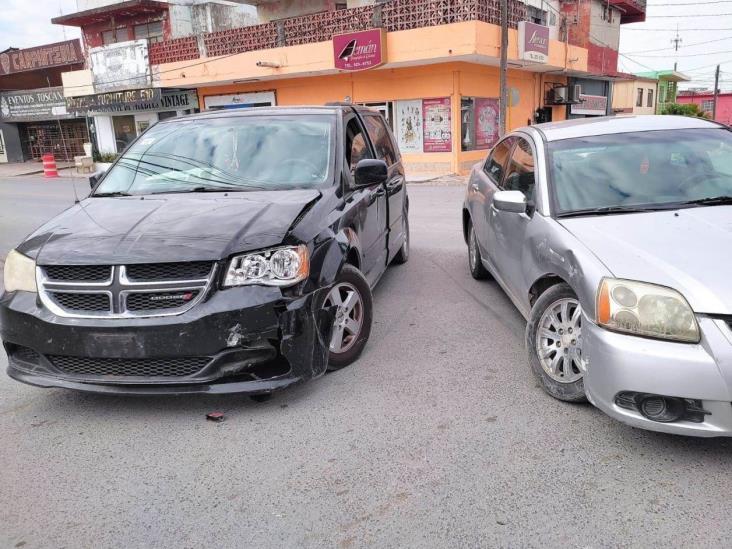 Conductora no cede paso y causa choque Conductora no cede paso y causa choque