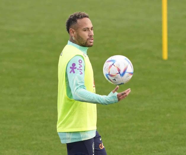 Entrena Neymar con Brasil tras un retraso en vuelo