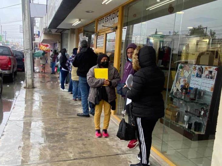 Esperan entre frío y lluvia para cobrar apoyos Esperan entre frío y lluvia para cobrar apoyos