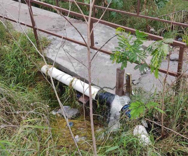 Vándalos dañan tuberías de agua