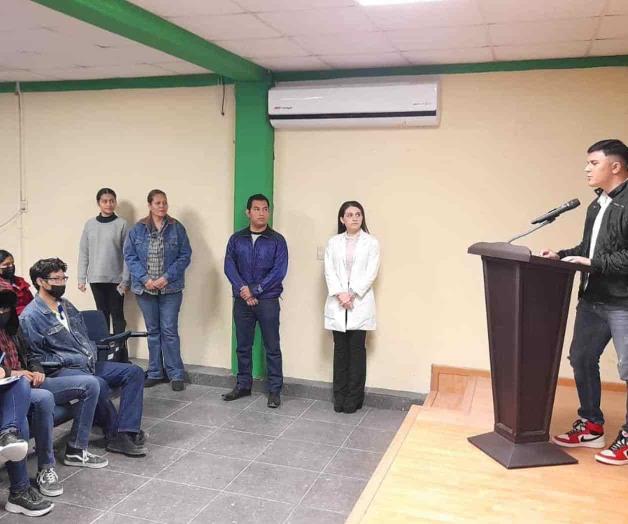 Orientan a jóvenes en su alimentación