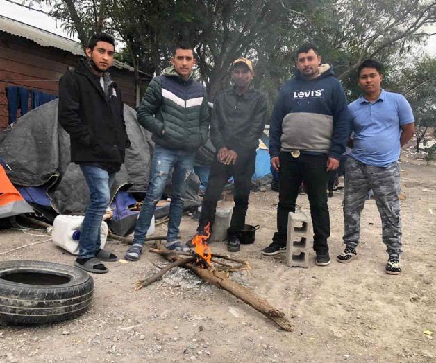 Soportan migrantes entre frío y fogatas