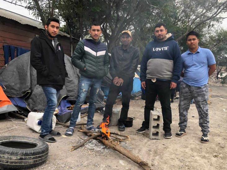 Soportan migrantes entre frío y fogatas Soportan migrantes entre frío y fogatas