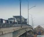 Queda tráiler varado en puente a desnivel