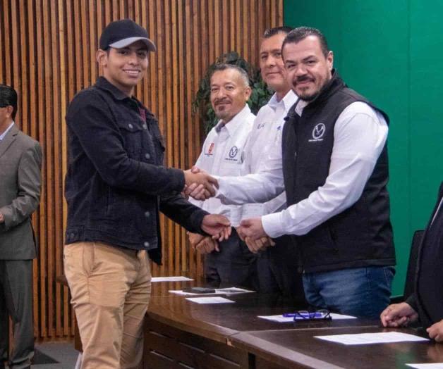 Entrega rector becas a hijos de docentes Entrega rector becas a hijos de docentes