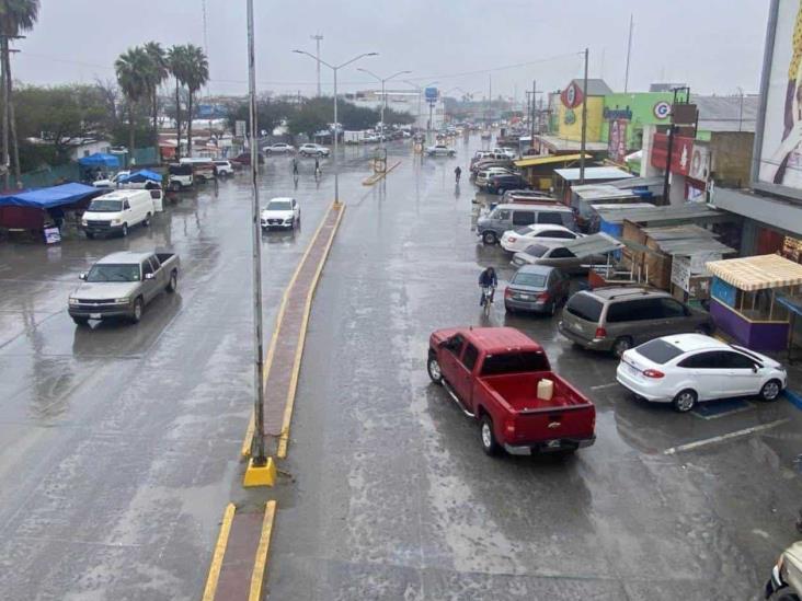 Ahuyentan frío y lluvia a compradores Ahuyentan frío y lluvia a compradores