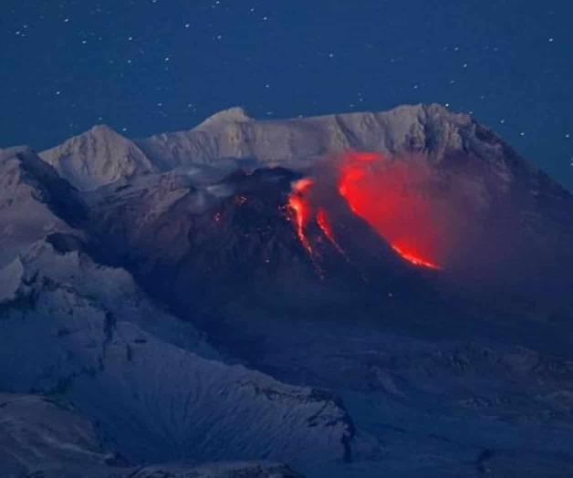 Dos volcanes estallan en la península Kamchatka en Rusia Dos volcanes estallan en la península Kamchatka en Rusia