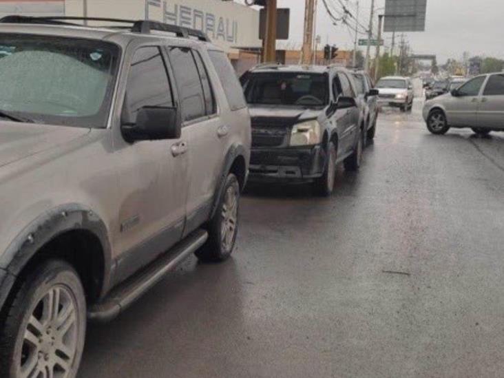 Invade carril; daña autos al impactarse Invade carril; daña autos al impactarse
