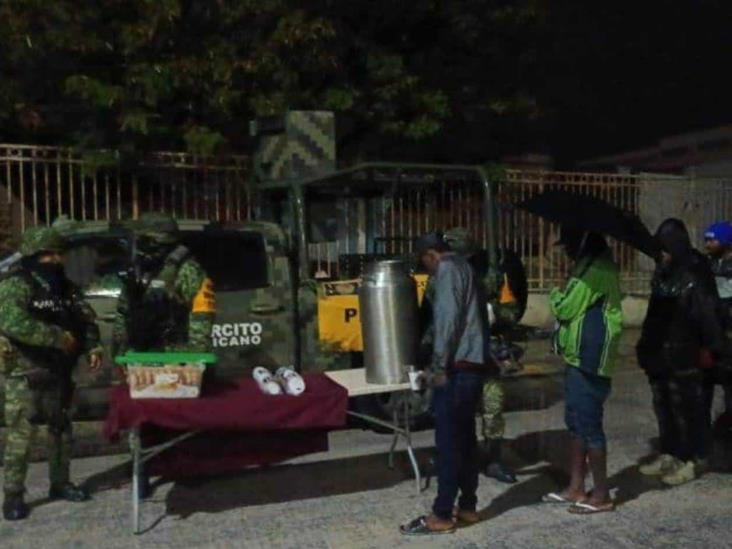Militares reparten pan y café para mitigar frío Militares reparten pan y café para mitigar frío
