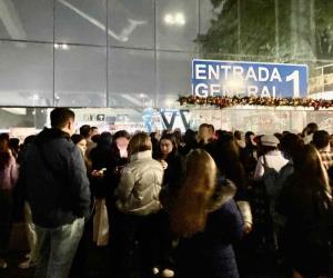 Viven caos fans de Harry Styles por boletos falsos en Arena 
