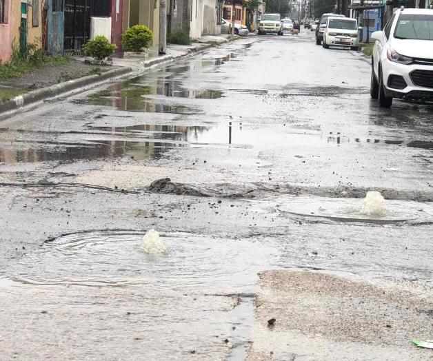 Brotan aguas negras en calles Brotan aguas negras en calles