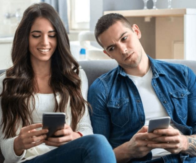 Mexicanos tóxicos: 39% revisa el celular de su pareja Mexicanos tóxicos: 39% revisa el celular de su pareja