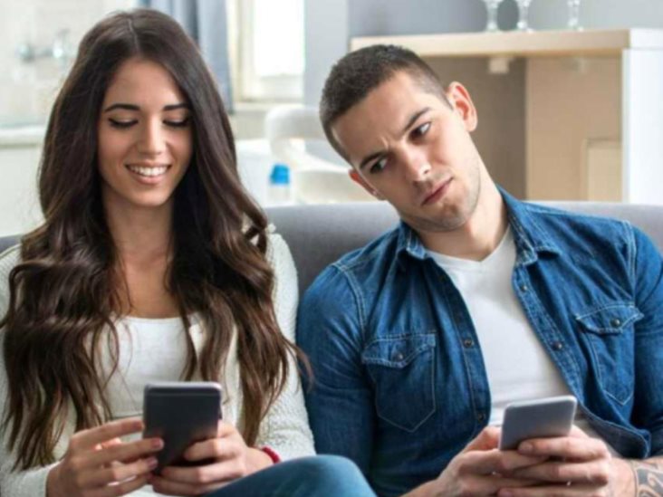 Mexicanos tóxicos: 39% revisa el celular de su pareja Mexicanos tóxicos: 39% revisa el celular de su pareja