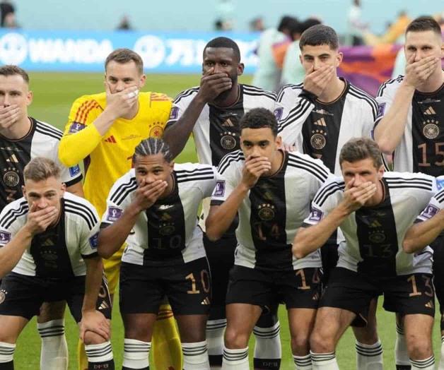 Alemanes se tapan la boca como protesta en Qatar