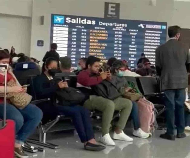 Caos en AICM por falla de INM y vuelos retrasados por niebla Caos en AICM por falla de INM y vuelos retrasados por niebla