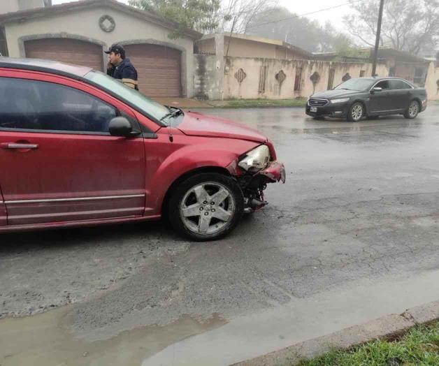 Conductora provoca choque al no respetar alto