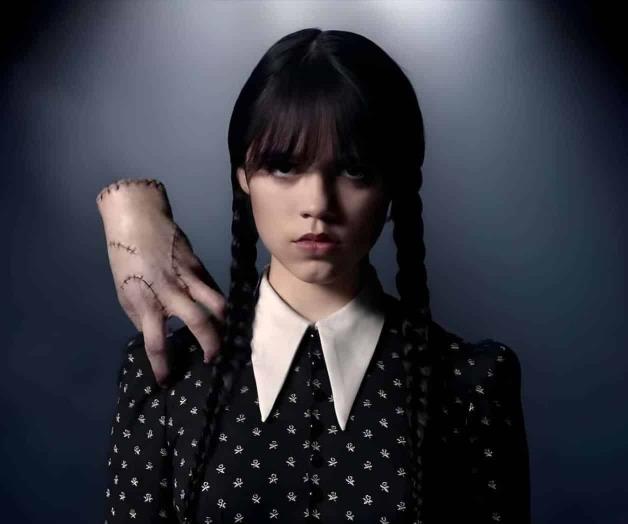 Una joven orgullosamente extraña