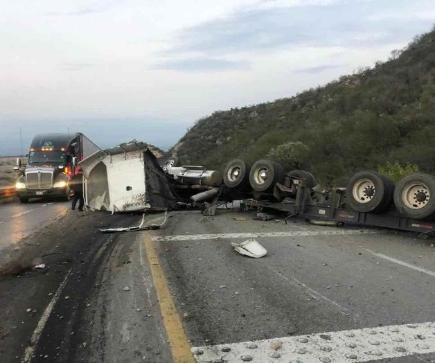 Vuelca tráiler en carretera estatal 126