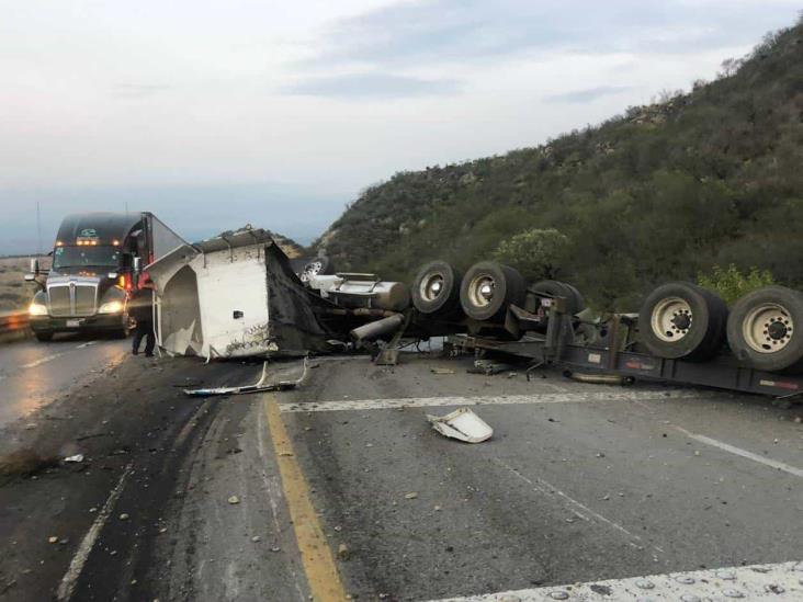 Vuelca tráiler en carretera estatal 126 Vuelca tráiler en carretera estatal 126