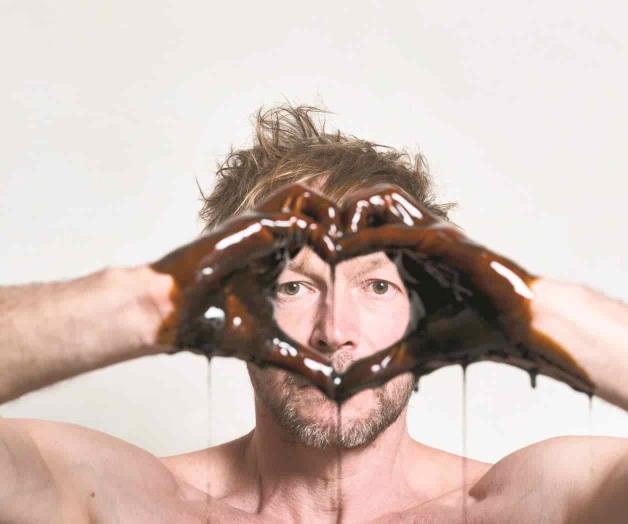 Sangre, sudor y petróleo: la materia prima del Mundial de Qatar según un artista ruso Sangre, sudor y petróleo: la materia prima del Mundial de Qatar según un artista ruso