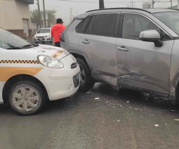 Taxi ocasiona fuerte choque