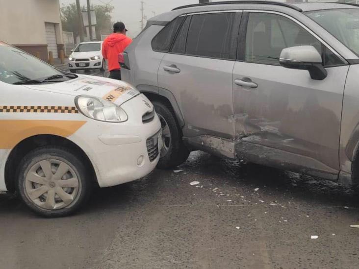 Taxi ocasiona fuerte choque Taxi ocasiona fuerte choque