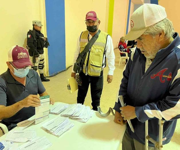 Abuelitos reciben pago de pensión Abuelitos reciben pago de pensión