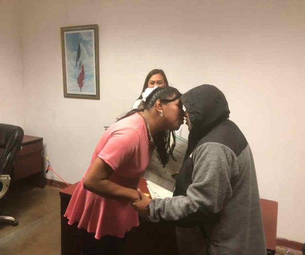 ‘Sellan su amor con un beso…’ ‘Sellan su amor con un beso…’