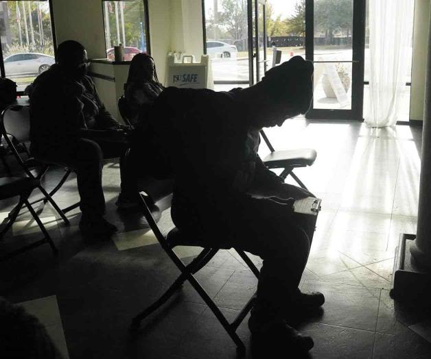 Tras un año, ómicron sigue creando oleadas de Covid