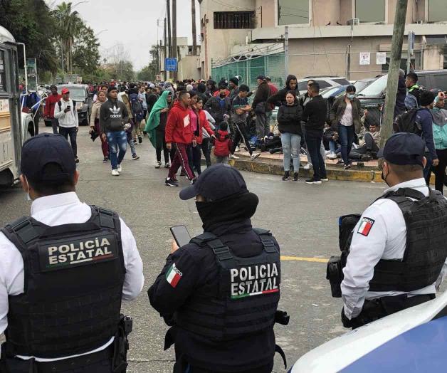 Pelean migrantes en puente internacional