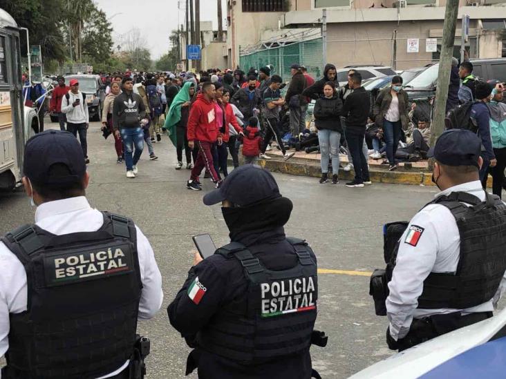 Pelean migrantes en puente internacional Pelean migrantes en puente internacional