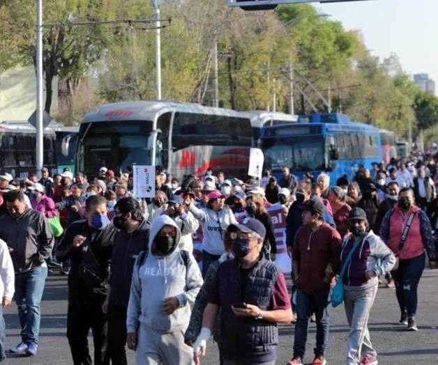 Llegan miles de obradoristas en autobuses a marcha