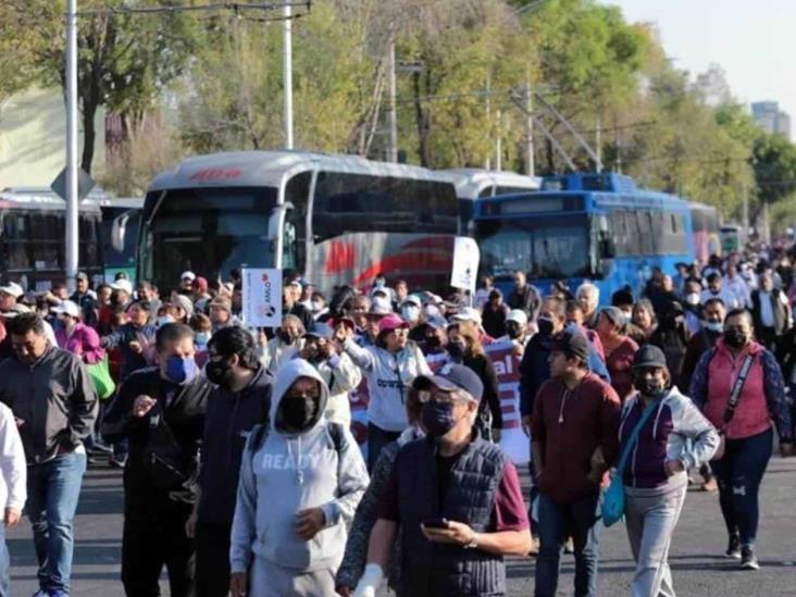 Llegan miles de obradoristas en autobuses a marcha Llegan miles de obradoristas en autobuses a marcha