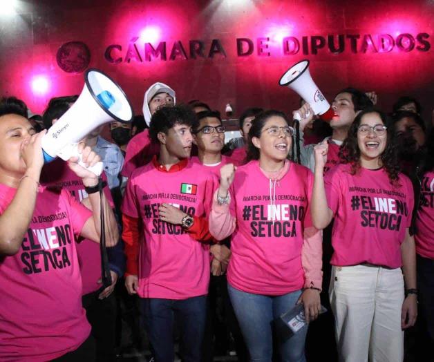 Arman jóvenes velada rosa contra reforma electoral 