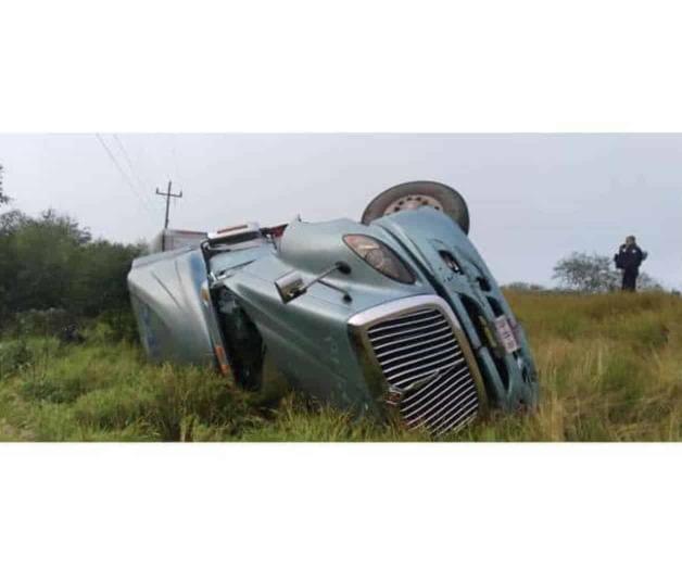 Chofer dormita y vuelca pesada unidad