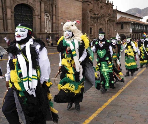 Peruanos danzan en honor al Señor de la Estrella de Nieve