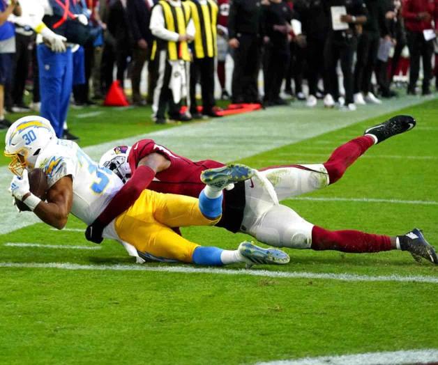 Chargers se arriesgan con la conversión, superan a Cardinals