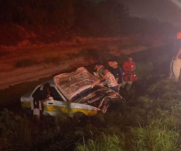 Choca contra luminaria y se proyecta al canal