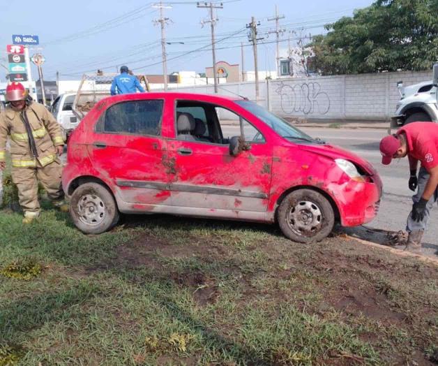 Se lleva susto de su vida al volcar