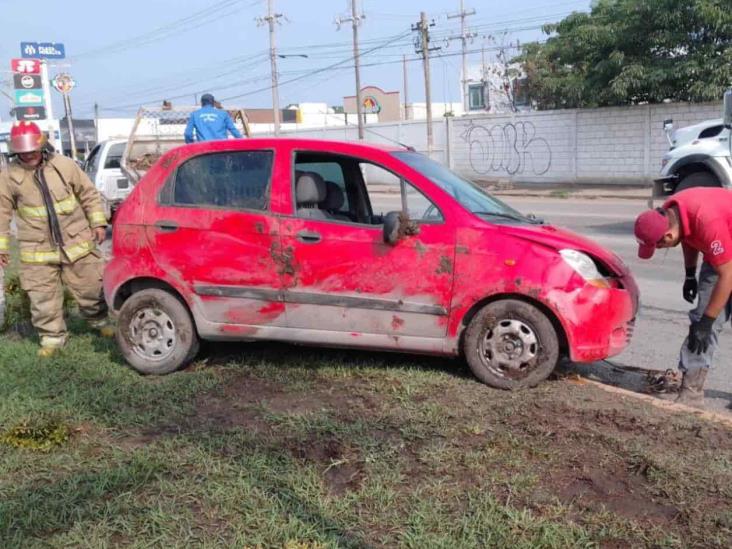 Se lleva susto de su vida al volcar Se lleva susto de su vida al volcar