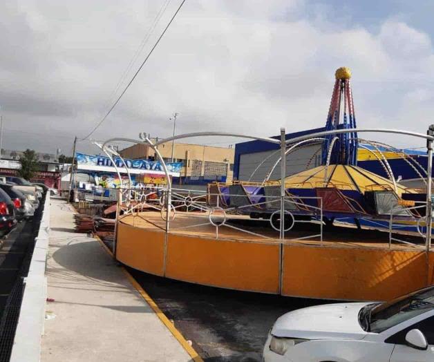 Deja varados juegos mecánicos; “colegio no le quieren pagar”