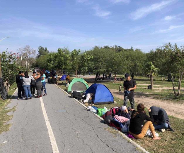 Migrantes arman un nuevo campamento